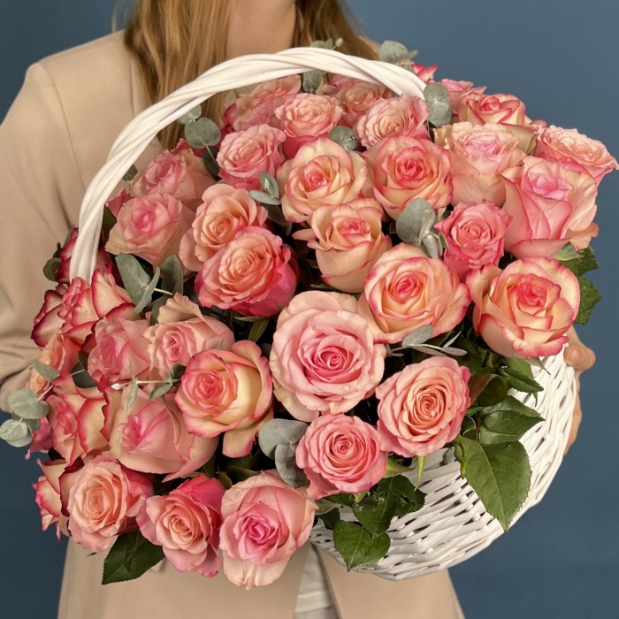 51 роза Алани микс с эвкалиптом в корзине